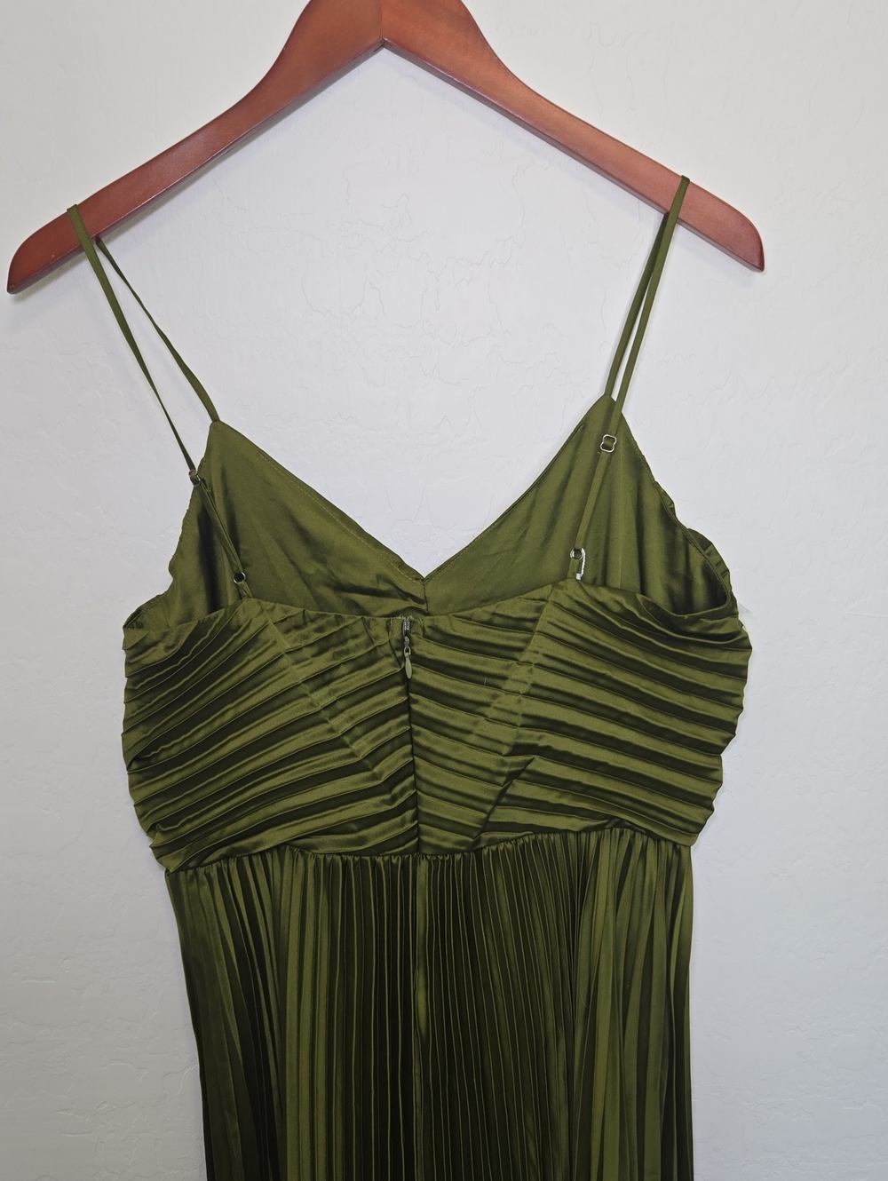 Petal & Pup Naira Pleated Maxi Dress Palm Green Size 8 NWT - Picture 8 of 13